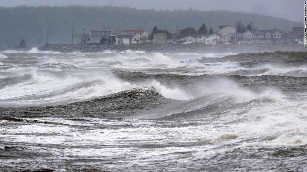 Фиона удара на канадску обалу Атлантика, искључујући хиљаде струје и уништавајући домове