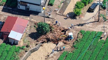 Дрво и крхотине однела је тропска олуја Талас у Шимади, префектура Шизуока, Јапан, 24. септембра 2022.