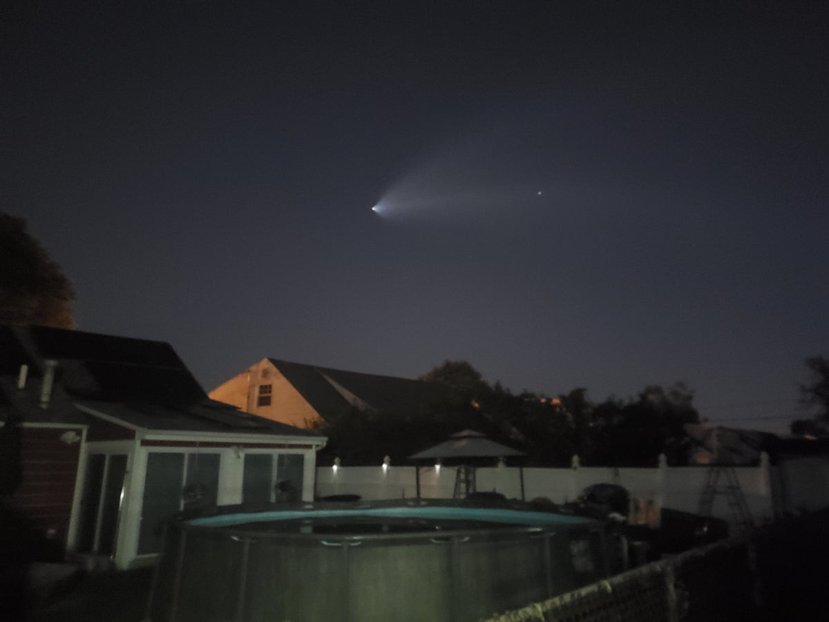 Парни траг ракете СпацеКс Фалцон 9 изнад Цартарта.  Слика љубазношћу гледаоца Невс 12 Јоанне Бест Поллман, гледаоца Нев Јерсеиа.