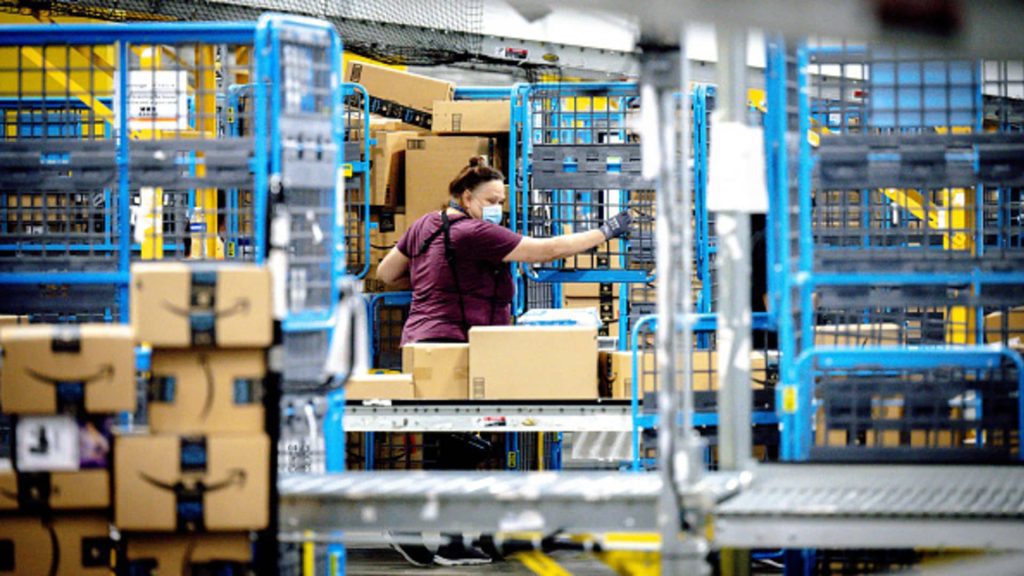 Амазон повећава плате радницима у складишту и достављачима
