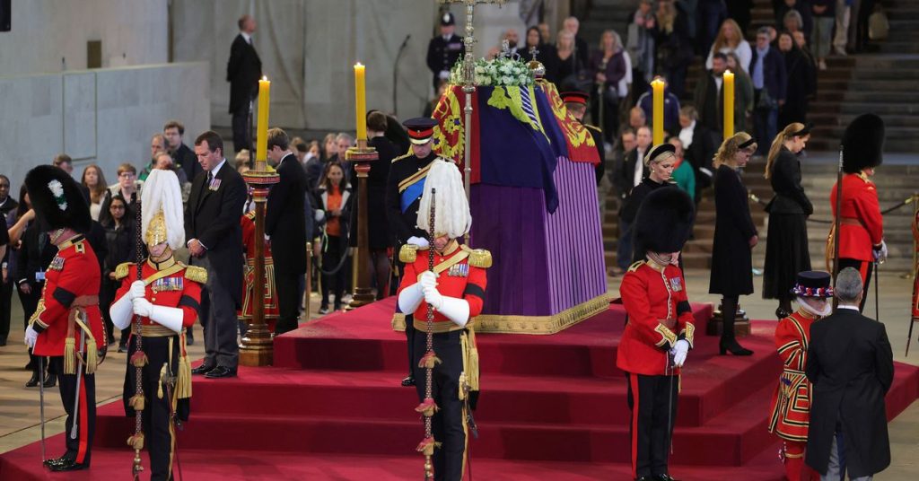 Вилијам и Хари стоје са својим рођацима у краљичином ковчегу