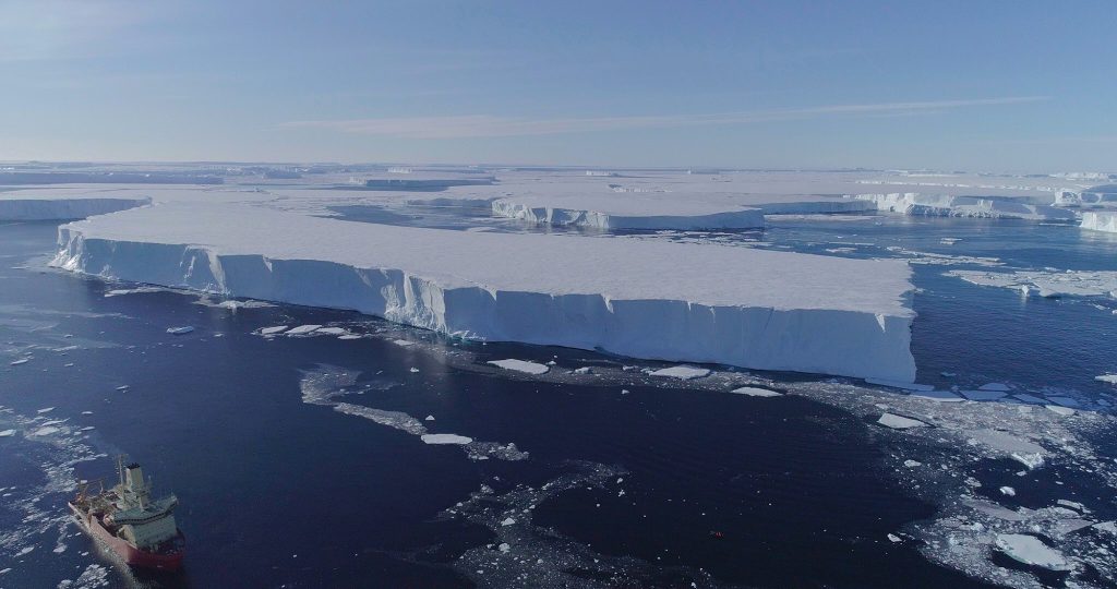 Према научницима, вероватно је да ће глечер пасти у море у року од три године.  