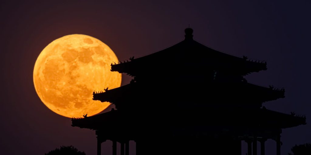 Кина планира три лунарне мисије након откривања новог лунарног минерала