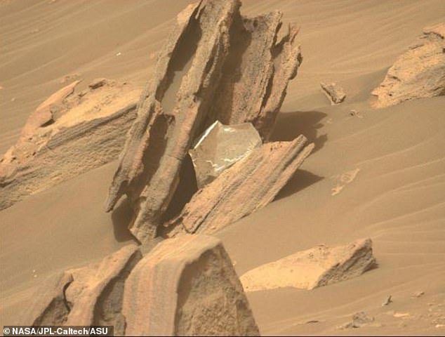 Један научник је проценио да на Марсу има 15.694 фунти смећа.  Већина тога потиче од занемарених уређаја попут овог термалног покривача који штити НАСА-ину упорност и преживљава кроз паклену атмосферу.