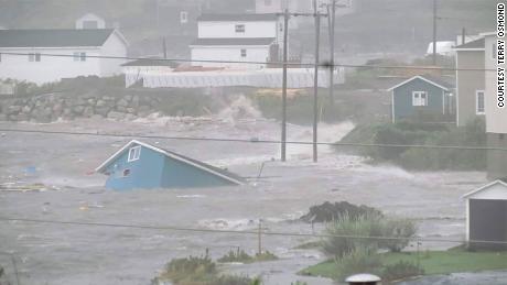 Вода окружује срушену кућу у Канал Порту, у Баскији, у Њуфаундленду, у суботу. 