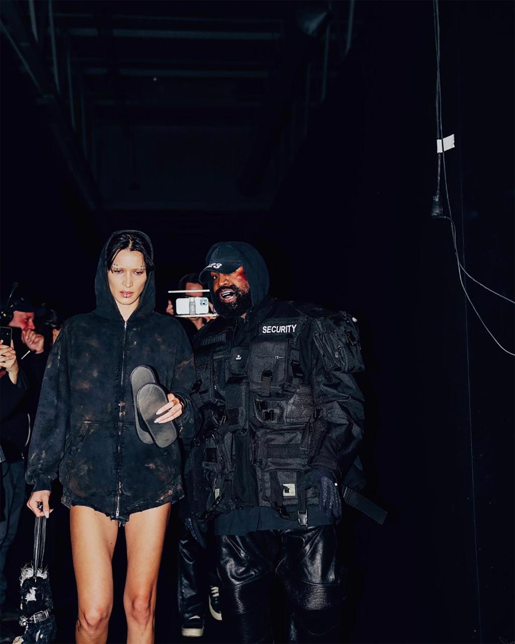 Кање Вест се појављује на модној писти током блатњаве Баленциага недеље моде у Паризу