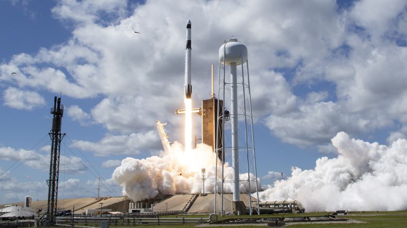 СпацеКс капсула за спајање са Међународном свемирском станицом која превози међународне астронауте