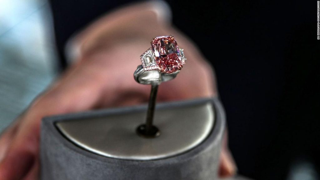 Овај рекордни ружичасти дијамантски прстен продат је за скоро 60 милиона долара