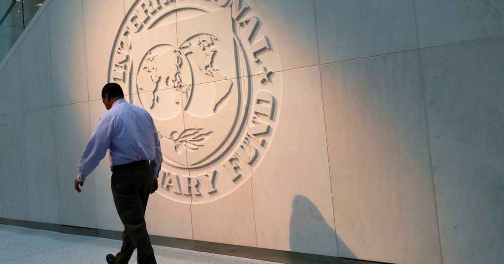 ММФ упозорава на успоравање раста и повећање тржишних ризика док се финансијски званичници састају