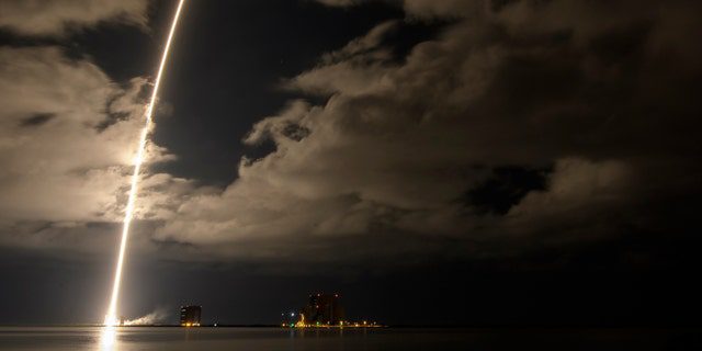 Ракета Унитед Лаунцх Аллианце Атлас 5 са ​​свемирском летелицом Луци на њој приказана је на овој слици експозиције у трајању од 2 минута и 30 секунди док полеће из Спаце Лаунцх Цомплек 41, у суботу, 16. октобра 2021., на Станици свемирских снага Цапе Цанаверал на Флориди. 