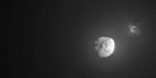 На овој слици коју је обезбедила НАСА, остаци су избачени са астероида Деморфос, десно, неколико минута након намерног судара НАСА-ине мисије Дуал Астероид Редирецтион Тест (ДАРТ) 26. септембра 2022, коју је снимила оближња италијанска свемирска агенција ЛИЦИАЦубе.  У уторак, 5. октобра 2022. године, НАСА је саопштила да је летелица успешно променила своју орбиту. 
