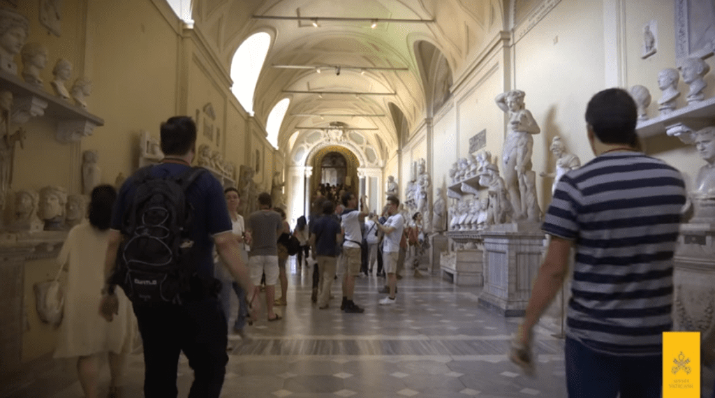 Амерички туриста ухапшен након што је разбио древне римске скулптуре као одговор на то што није видео Папу у Ватикану