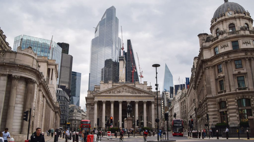 Банка Енглеске поново интервенише на тржишту обвезница, упозорава на "материјалне ризике" за финансијску стабилност Велике Британије