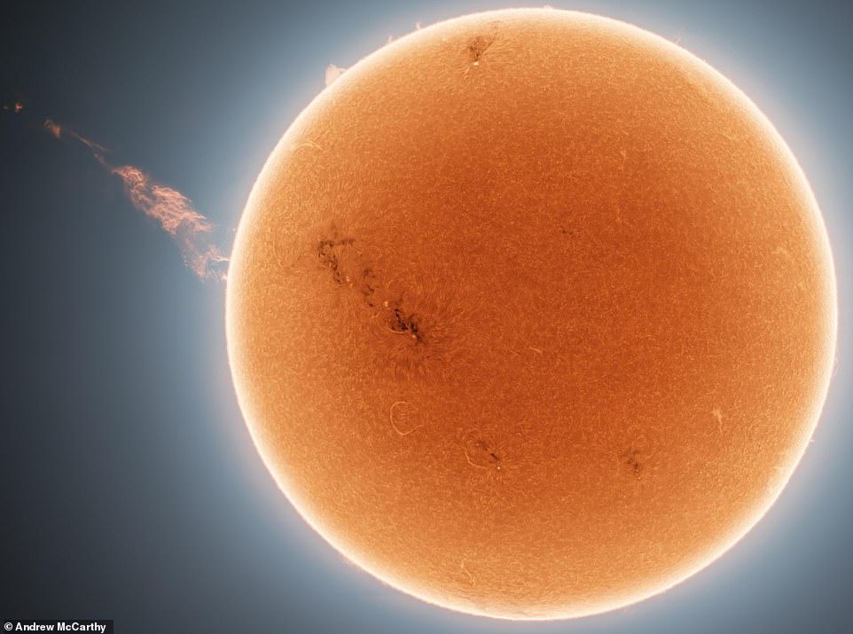 Ендру Макарти је снимио огромну перјаницу која се уздизала са сунца.  Струја плазме се протезала око милион миља.  Догађај се догодио током мање соларне олује