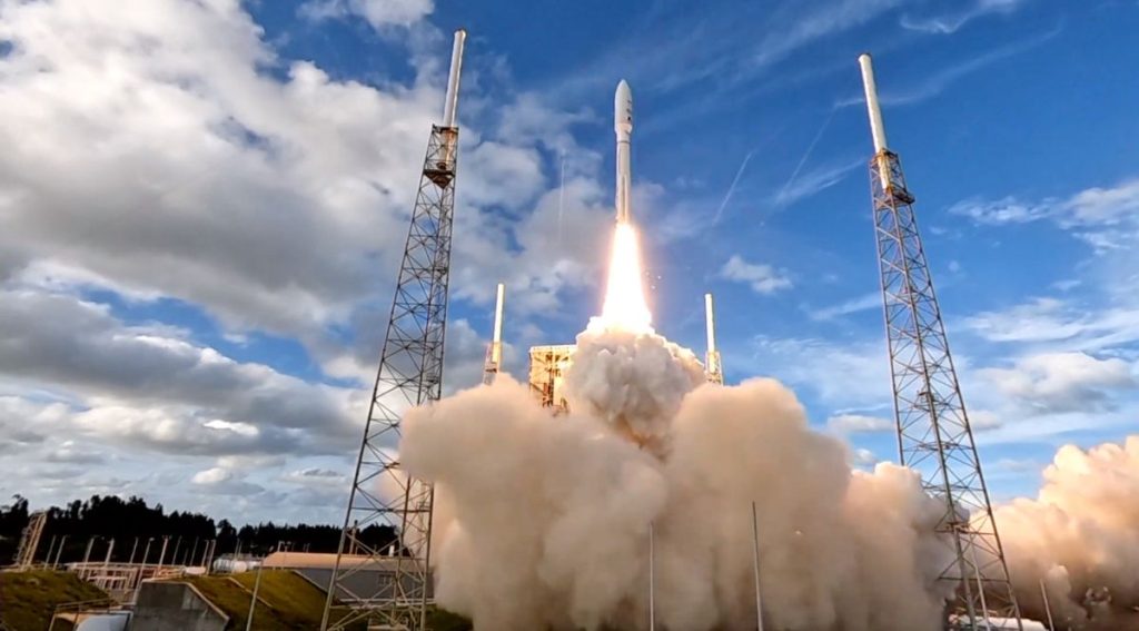 Ракета Атлас В лансира два комуникациона сателита у орбиту