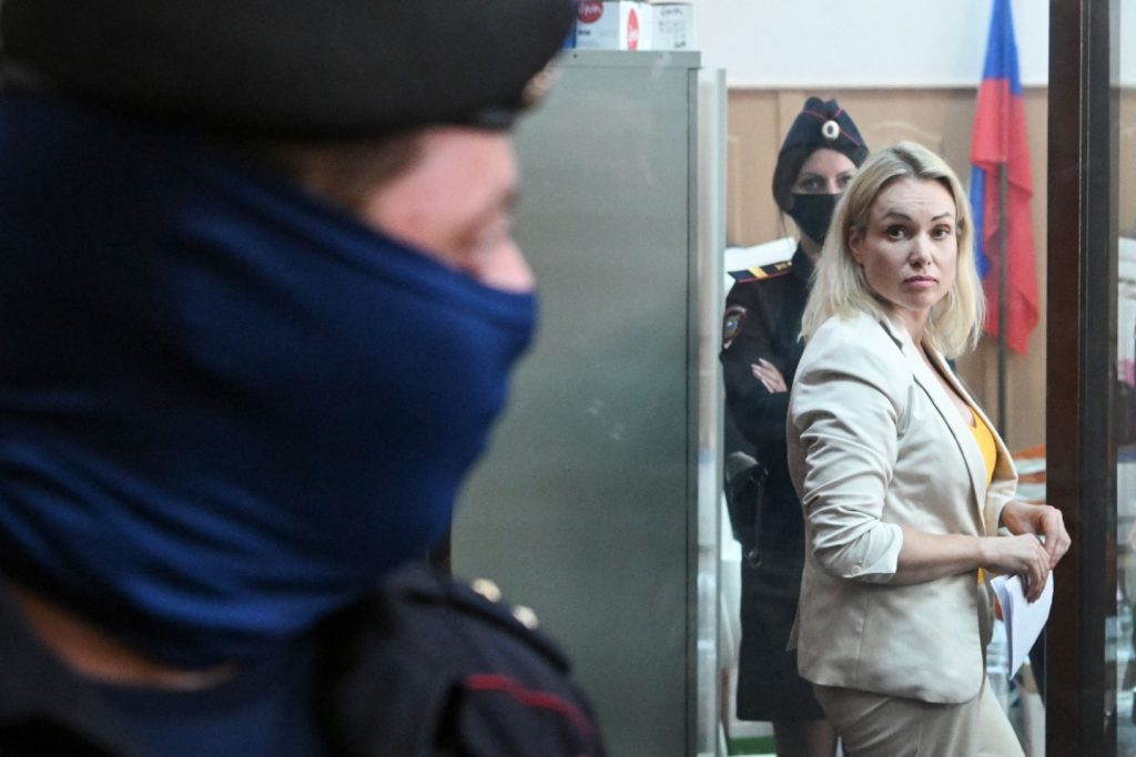 Руска новинарка Марина Овсијаникова избегла је кућни притвор
