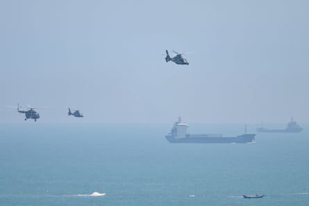 Кинески војни хеликоптери лете изнад острва Пингтан, једне од најближих тачака Тајвану у континенталној Кини