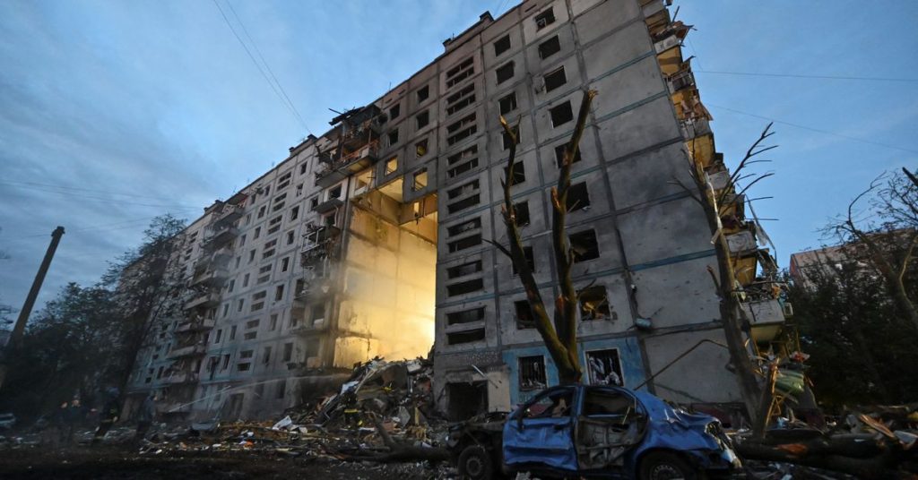 Украјински званичници саопштили су да је 13 људи погинуло, а десетине рањено у ракетном нападу на град Запорожје