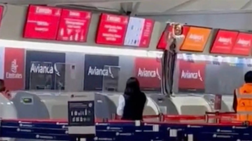 Изнервираност путника: Жена је приказана на снимку како напада агента за чекирање авио-компаније на аеродрому Мексико Сити