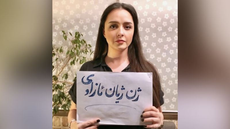 Таранех Алидоуости: Иранска глумица објавила фотографију без хиџаба у знак подршке антивладиним протестима