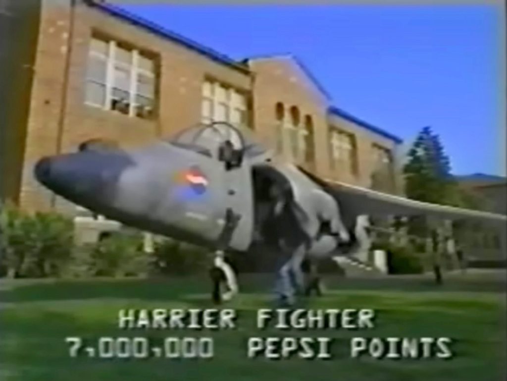 Оригиналну рекламу је Пепси два пута модификовао након што је Леонард наручио његов авион.