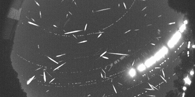 Више од 100 метеора је забележено на овој композитној слици снимљеној током врхунца метеорске кише Геминид 2014. године. 