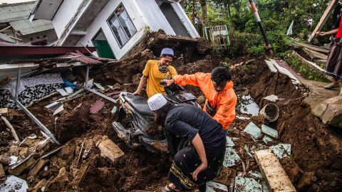Сељани спашавају предмете из оштећених кућа након земљотреса јачине 5,6 степени Рихтерове скале у Циањуру 22. новембра 2022. 
