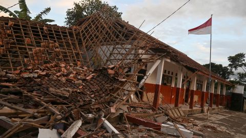 Срушена зграда школе Циањур након земљотреса.