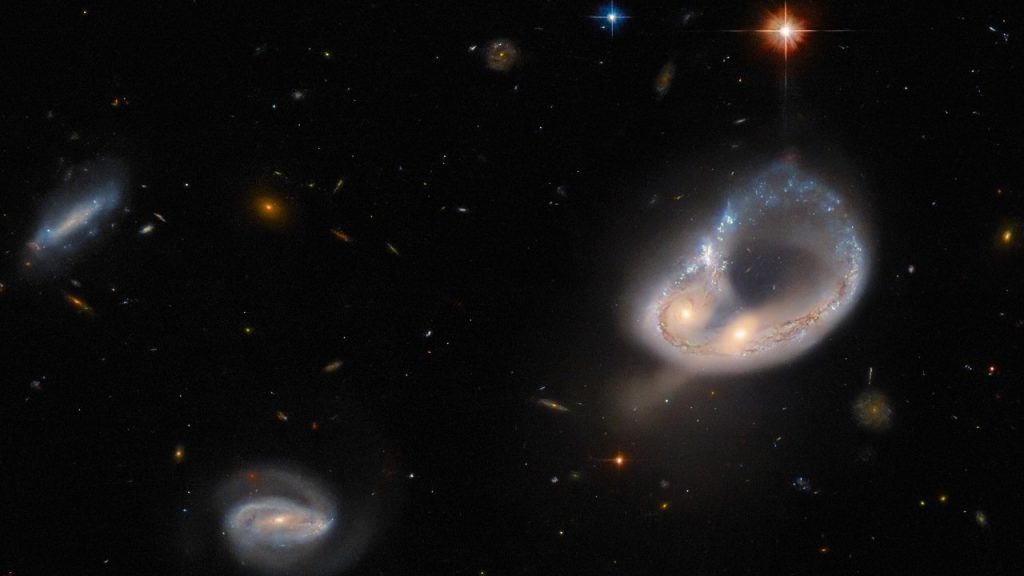 Ова слика свемирског телескопа Хуббле приказује спајање галаксија удаљених 671 милион светлосних година
