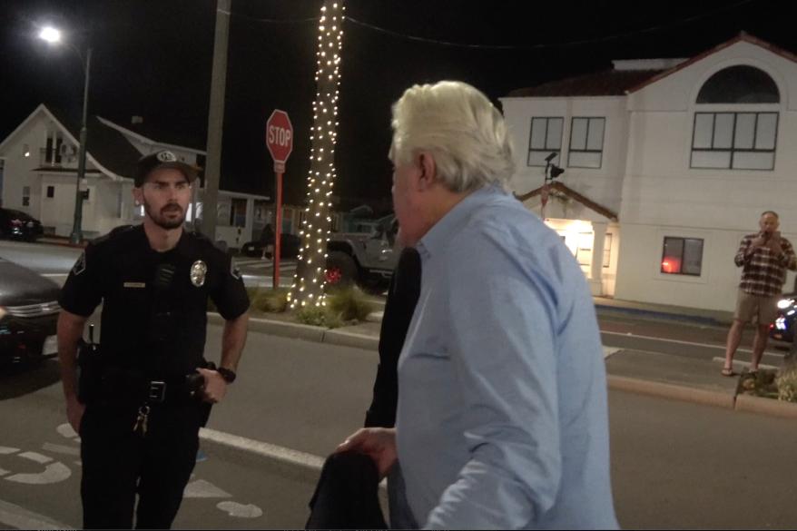 Слика Џеја Лена како разговара са калифорнијским полицајцима.