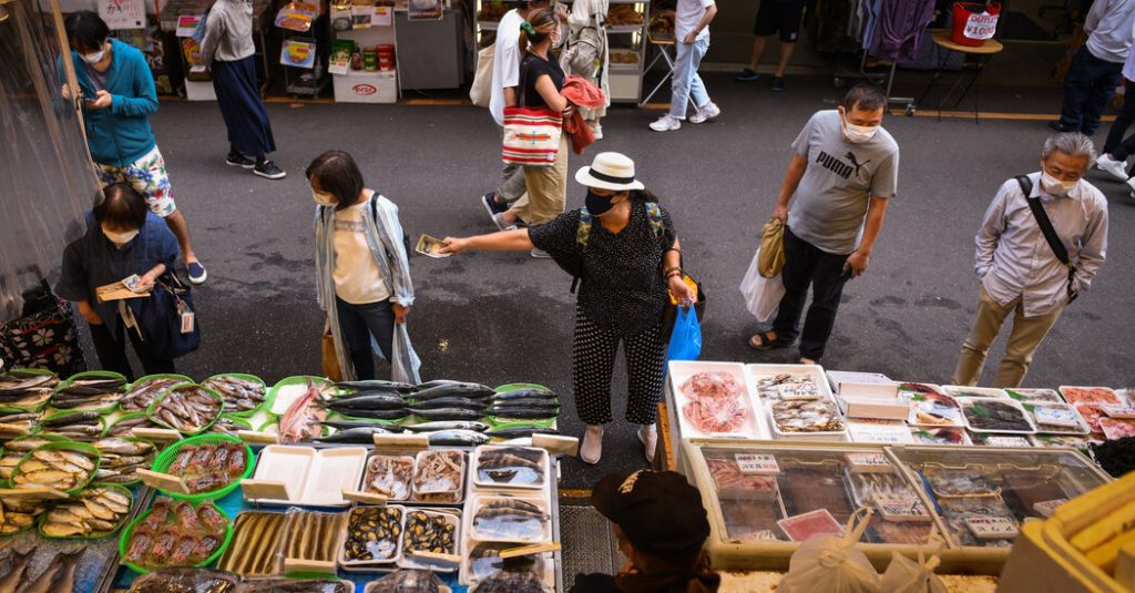 Јапанска економија се неочекивано смањила, погођена слабим јеном и растућом инфлацијом