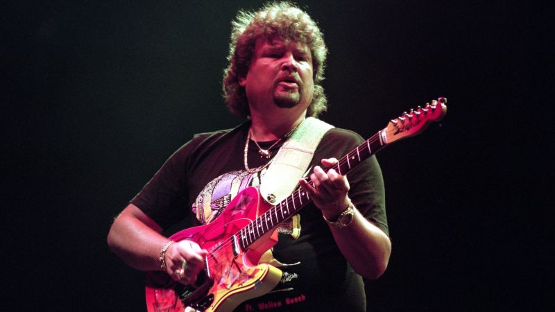 Џеф Кук, гитариста и суоснивач бенда из Алабаме, преминуо је у 73.