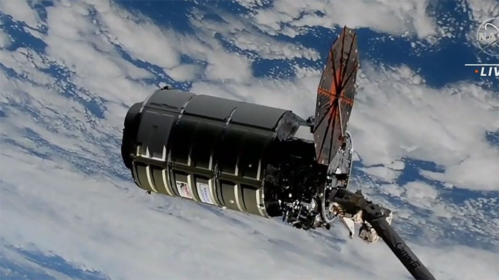Летелица Цигнус стиже на Међународну свемирску станицу са једним радним соларним низом