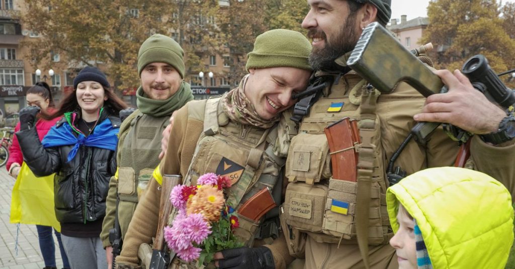 Украјинске снаге добиле су цвеће у Херсону после повлачења Руса