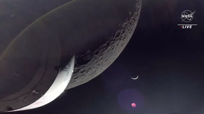 НАСА-ина капсула Орион лети поред Месеца