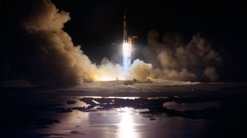 Ракета Сатурн В висока 363 стопе изложена је у свемирском центру Кенеди на Флориди, у 00:33 ЕТ, 7. децембра 1972. Аполо 17 је био последња мисија слетања на Месец у НАСА-ином програму Аполо. 