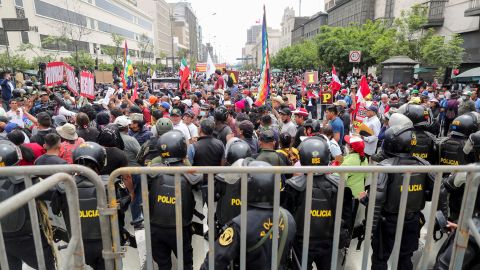Полицајци чувају стражу док се људи окупљају испред Конгреса Перуа након што је председник Педро Кастиљо рекао да ће распустити скупштину 7. децембра.