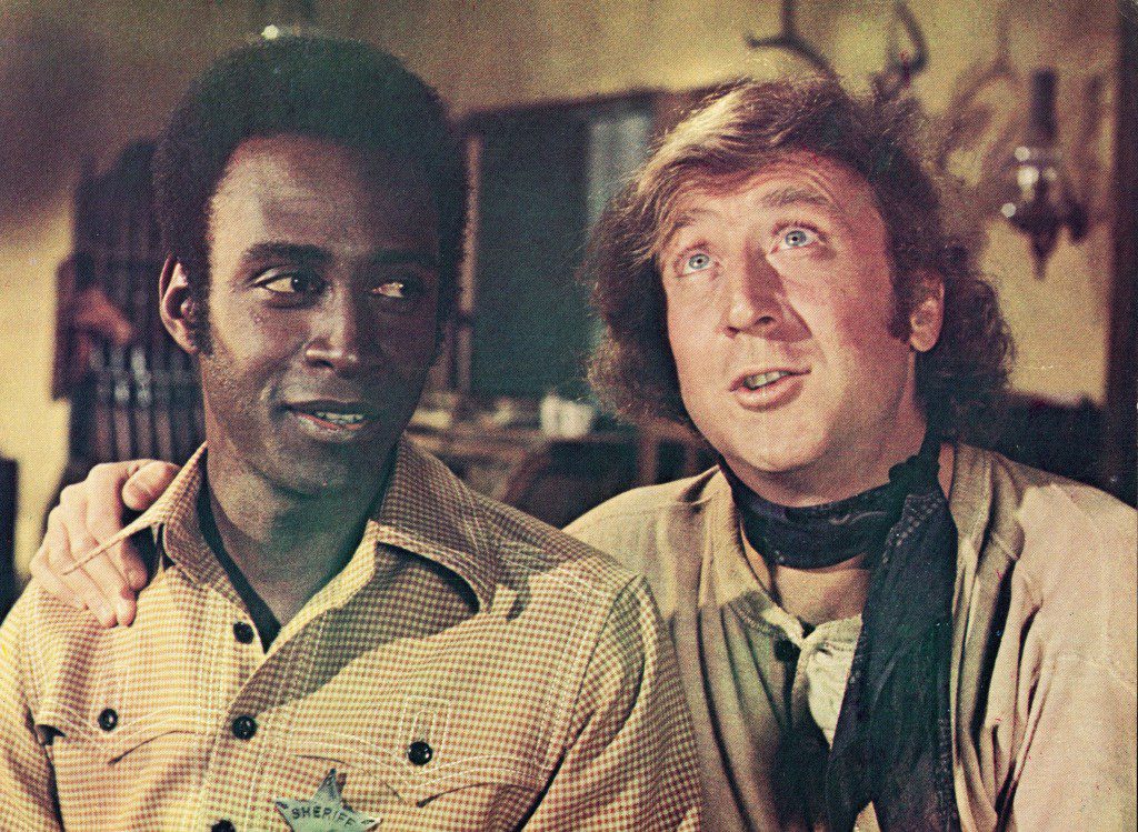 Џин Вајлдер (десно) ставља руку око рамена Кливона Литла у кадру из филма, "пламена седла," Режирао Мел Брукс, 1974.