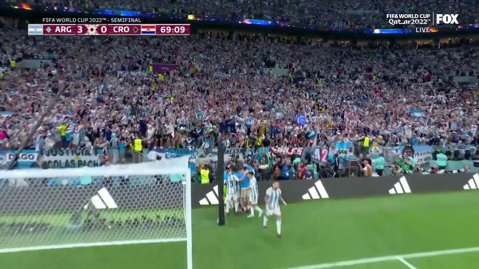 Аргентинац Хулијан Алварез постиже гол против Хрватске у 69. минуту