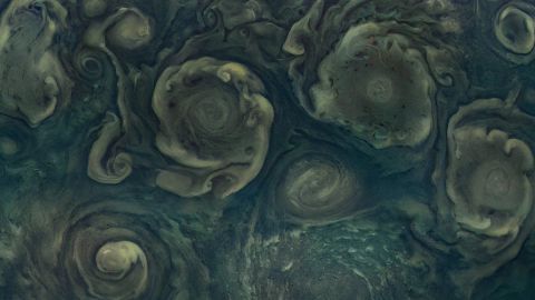 Јуно је снимила најсевернији Јупитеров ураган, гледано десно дуж доње ивице слике.