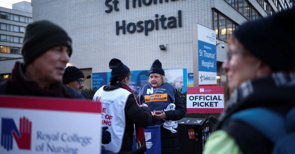 'Какав трагичан дан': Британске медицинске сестре штрајкују због горког спора о плаћама