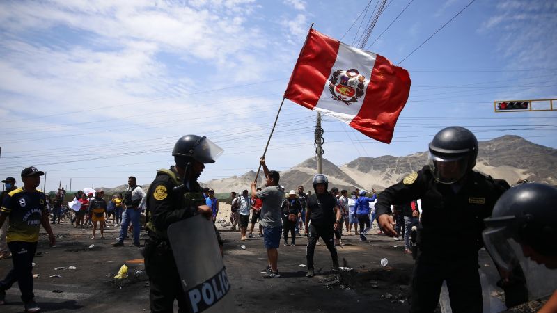 Бивши председник Перуа Кастиљо осуђен на 18 месеци затвора пошто демонстранти прогласе „побуну“