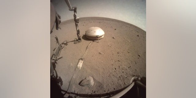 Сеизмометар са куполом на НАСА-ином лендеру Инсигхт измерио је највећи земљотрес на Марсу.