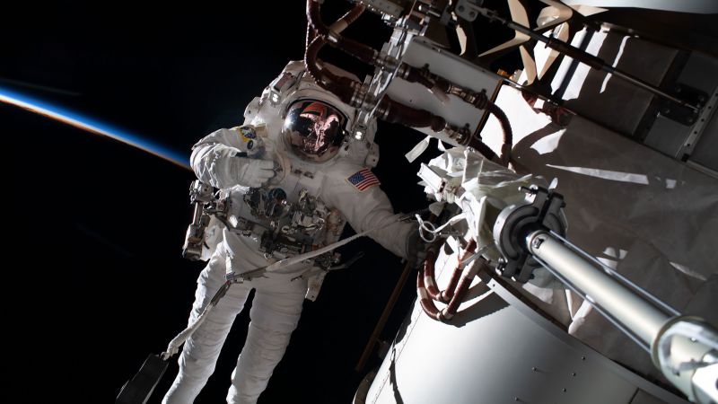 Астронаути ће свемирској станици дати подстицај током суботње свемирске шетње